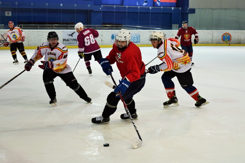 «Атбасар» выиграл команд «СССР» в упорной борьбе